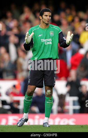 Soccer - FA Barclays Premiership - Arsenal / Manchester City - Highbury.David James, gardien de but de Manchester City, est abattu Banque D'Images