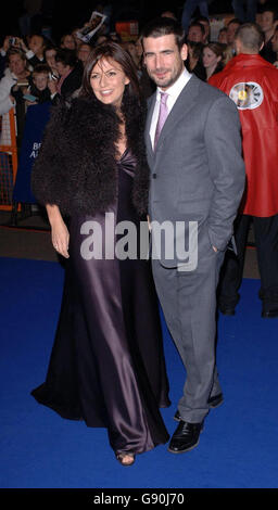 La présentatrice de télévision Davina McCall et son mari Matthew Robertson arrivent pour les National Television Awards 2005 (NTA), au Royal Albert Hall, dans le centre de Londres, le mardi 25 octobre 2005. Voir PA Story SHOWBIZ Awards. APPUYEZ SUR ASSOCIATION photo. Le crédit photo devrait se lire: Steve Parsons/PA Banque D'Images