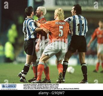 De gauche à droite : Benito Carbone, Sheffield Wednesday et Billy McKinlay (2e à gauche), Blackburn Rovers s'accolent comme Colin Hendry, Blackburn Rovers et Paolo Di Canio, Sheffield Wednesday aller les diviser Banque D'Images