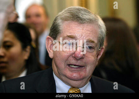 Robert Cumbers, le père de Simon Cumbers, un caméraman irlandais abattu dans la capitale de l'Arabie saoudite, parle lors du lancement d'une bourse du gouvernement irlandais (le fonds de contestation médiatique de Simon Cumbers) à Dublin, le mercredi 26 octobre 2005. Simon Cumbers, 36 ans, de Navan, dans le comté de Meath, a été abattu par des hommes armés à Riyad en juin de l'année dernière. Son collègue, le correspondant de la BBC Frank Gardner, a été grièvement blessé lors de l'attaque et a été laissé paralysé de la taille vers le bas. Voir PA Story POLITICS Tribute Ireland. APPUYEZ SUR ASSOCIATION photo. Le crédit photo devrait se lire comme suit : Niall Carson/PA Banque D'Images