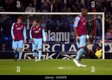 Les joueurs de West Ham United sont découragés après le but Banque D'Images