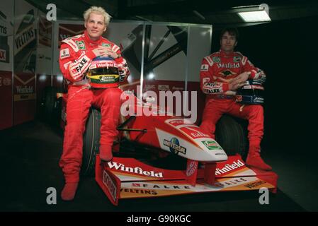 Le champion du monde Jacques Villeneuve (L) et Heinz-Harald Frentzen (R) lors du lancement de la nouvelle voiture Williams Banque D'Images