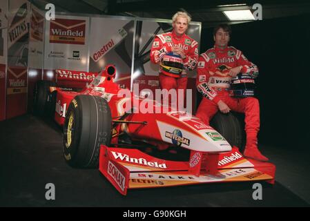 Formula One Motor Racing - Williams Launch - Silverstone.Le champion du monde Jacques Villeneuve, à gauche, et Heinz-Harald Frentzen dévoilent la nouvelle voiture Williams Banque D'Images