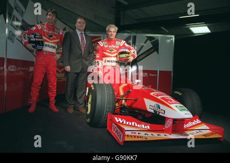 Formula One Motor Racing - Williams Launch - Silverstone.Champion du monde Jacques Villeneuve (R), Heinz-Harald Frentzen (L) et Patrick Head (C) avec la nouvelle voiture Williams Banque D'Images