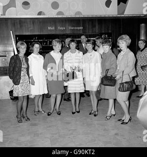 Les amis et les épouses de certains des joueurs d'Angleterre se sont réunis à l'hôtel avant de partir pour assister au Black and White Minsrel Show.(l-r) Mlle Leslie Newton (fiancée à Alan ball), Judith Hurst (épouse de Geoff Hurst), Kay Stiles (Nobby Stiles), Norma Charlton (Bobby Charlton), Mme Wilson (Ray Wilson), Carol Paine (Terry Paine) et Ursula Banks (Gordon Banks). Banque D'Images