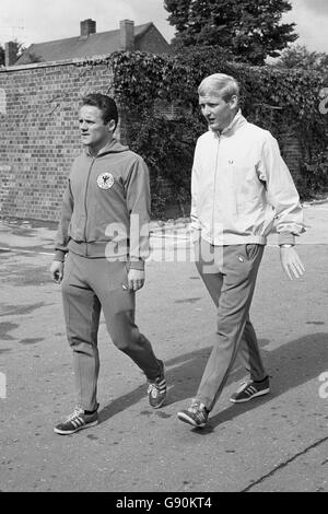 Joueurs de l'Allemagne de l'Ouest Albert Brulls (l) et Karl-Heinz Schnellinger (r) Faites une promenade tranquille avant la coupe du monde Finale Banque D'Images