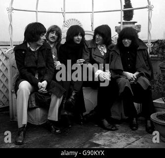 (G-D) Rod Evans, Jon Lord, Ritchie Blackmore, Nicky Simper et Ian Paice, posent dans la suite de grand standing de l'hôtel Dorchester à Londres. Banque D'Images