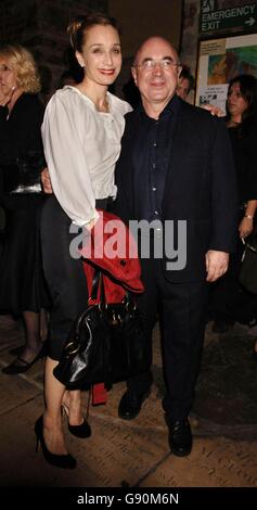 Stars de la pièce Bob Hoskins et Kristin Scott Thomas arrivant pour l'après-spectacle pour "comme vous me le désirez", tenue à St Martin dans The Fields Crypt, centre de Londres, jeudi 27 octobre 2005. APPUYEZ SUR ASSOCIATION photo. Crédit photo devrait lire: Yui Mok / PA Banque D'Images