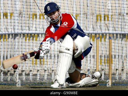 Le capitaine d'Angleterre Michael Vaughan lors d'une séance d'entraînement au stade Rawalpindi, Rawalpindi, Pakistan, le vendredi 28 octobre 2005. APPUYEZ SUR ASSOCIATION photo. Le crédit photo doit se lire comme suit : Gareth Copley/PA. Banque D'Images