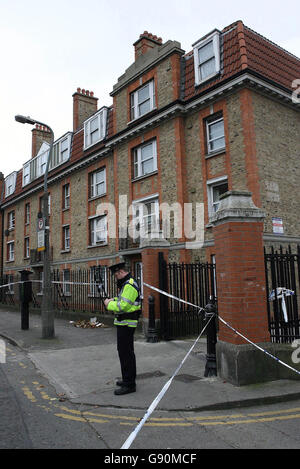 Un Gardai se tient devant la scène où le corps d'une femme a été trouvé dans Mercer Street près de St Stephens Green dans le centre-ville de Dublin, vendredi 28 octobre 2005 les restes sans identité ont été trouvés par les fêtards quittant une boîte de nuit le mardi 25 octobre 2005. Surveillez la femme DE POLICE de l'histoire de PA. APPUYEZ SUR ASSOCIATION photo. Le crédit photo devrait se lire comme suit : Niall Carson/PA. Banque D'Images