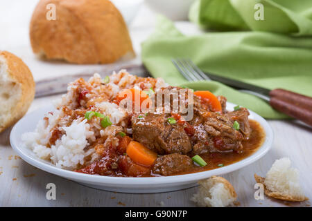 Boeuf et légumes faits maison servis avec du riz sur plaque blanche, le confort de la nourriture pour une journée froide Banque D'Images