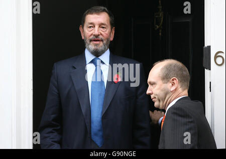 David Blunkett quitte son domicile du centre de Londres pour travailler, le mercredi 2 novembre 2005. Le ministre des travaux et des pensions est saisi ce matin du Comité du travail et des pensions à la Chambre des communes . Voir PA Story POLITICS Blunkett PRESS ASSOCIATION photo. Le crédit photo doit être lu par Chris Young/PA Banque D'Images