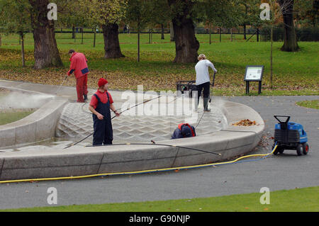 Les travailleurs nettoient la fontaine commémorative de Diana, princesse de Galles, à Hyde Park, Londres, le mercredi 2 novembre 2005, alors que les responsables impliqués sont confrontés à des questions difficiles de la part des députés. Le Comité des comptes publics (CCP) demandera à Dame Sue Street, secrétaire permanente du ministère de la Culture, des médias et du Sport (DCMS), et au directeur général de Parcs Royal Mark Camley, pourquoi le monument était trop budgétaire et avait besoin de travaux de réparation dès son ouverture. Voir PA Story POLITICS Fountain. APPUYEZ SUR ASSOCIATION photo. Le crédit photo devrait se lire comme suit : Fiona Hanson/PA Banque D'Images