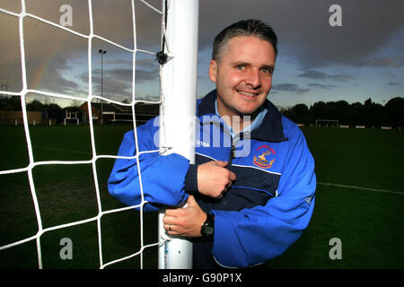 Charlie Blakemore, directeur du FC Chasetown, pose pour les médias lors d'une conférence de presse à Scholars Ground, à Chasetown, le mercredi 2 novembre 2005. Chasetown jouera Oldham Athletic dimanche dans le match de la coupe FA du 1er tour. APPUYEZ SUR ASSOCIATION photo. Le crédit photo devrait se lire: Nick Potts/PA. PAS D'UTILISATION DU SITE WEB DU CLUB OFFICIEUX. Banque D'Images