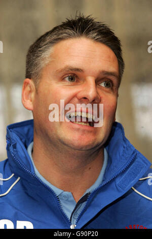 Charlie Blakemore, directeur du FC Chasetown, pose pour les médias lors d'une conférence de presse à Scholars Ground, à Chasetown, le mercredi 2 novembre 2005.Chasetown jouera Oldham Athletic dimanche dans le match de la coupe FA du 1er tour.APPUYEZ SUR ASSOCIATION photo.Le crédit photo devrait se lire: Nick Potts/PA.. Banque D'Images