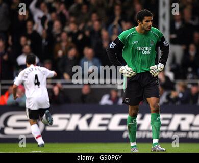 David James, gardien de but de Manchester City, est abattu comme Fulham's Steed Malbranque célèbre son but Banque D'Images