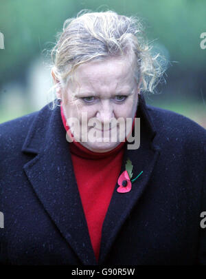 Alison Forster, directrice générale des premiers exploitants de train de Great Western, quitte l'église St Mary's à Sulhamstead Abbots le dimanche 6 novembre 2005. Elle a assisté à un service marquant le premier anniversaire d'un accident de train à Ufton Nervet lorsque cinq passagers et le conducteur d'un train First Great Western sont morts lorsque le train a déraillé à un peu moins de 100 km/h après avoir heurté une voiture qui avait été conduite à un passage à niveau À Ufton Nervet dans le Berkshire, dans la soirée du 6 novembre 2004. Voir PA Story RAIL Anniversary. APPUYEZ SUR ASSOCIATION photo. Le crédit photo devrait se lire : Lindsey Parnaby/PA. Banque D'Images