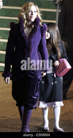 Madonna et sa fille Lourdes arrivent à la première mondiale du film "Harry Potter et le gobelet du feu", au cinéma Odeon, Leicester Square, centre de Londres, dimanche 6 novembre 2005. Voir l'histoire de PA SHOWBIZ Potter. APPUYEZ SUR ASSOCIATION photo. Le crédit photo devrait se lire: Jane Mingay/PA Banque D'Images