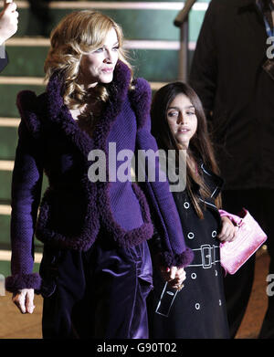 Madonna et sa fille Lourdes arrivent à la première mondiale du film "Harry Potter et le gobelet du feu", au cinéma Odeon, Leicester Square, centre de Londres, dimanche 6 novembre 2005. Voir l'histoire de PA SHOWBIZ Potter. APPUYEZ SUR ASSOCIATION photo. Le crédit photo devrait se lire: Jane Mingay/PA Banque D'Images