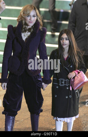 Madonna et sa fille Lourdes arrivent à la première mondiale de « Harry Potter et le gobelet du feu » sur Leicester Square à Londres. Banque D'Images