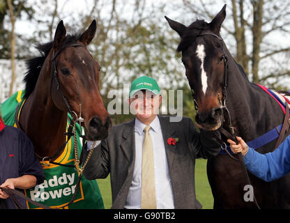 L'entraîneur Martin Pipe avec nos Vic (L) et Celestial Gold aux écuries de Pond House pendant la journée portes ouvertes de Martin Pipe à Wellington, Somerset, le lundi 7 novembre 2005. APPUYEZ SUR ASSOCIATION photo. Le crédit photo devrait se lire : David Davies/PA. Banque D'Images