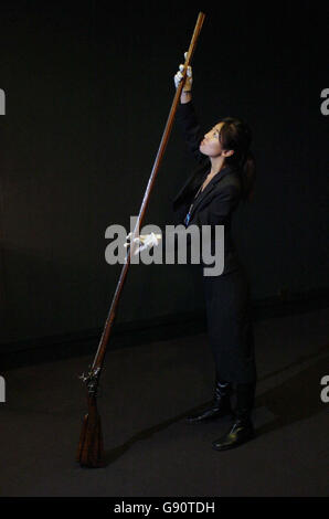 Sara Kowehara, un portier de Bonhams de Fukuoka au Japon, détient une arme coloniale à 54 canons très inhabituelle à la maison de vente aux enchères de Bonhams à l'ouest de Londres, le lundi 7 novembre 2005. Le canon, datant de la première moitié du XVIIIe siècle, sera vendu dans une vente intitulée 'armes à feu anciennes fines de la collection W. Keith Neal' à Bonhams à Knightsbridge le jeudi 10 novembre. Voir PA Story SALE Guns. APPUYEZ SUR ASSOCIATION photo. Le crédit photo devrait se lire: Johnny Green/PA. Banque D'Images