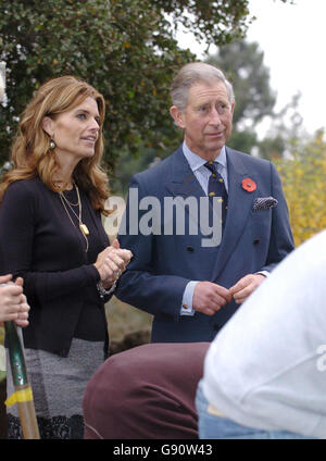 Le prince de Galles et épouse du gouverneur de Californie Arnold Schwarzenegger Maria Shriver à la Martin Luther King Middle School à Berkeley, San Francisco, le lundi 7 novembre 2005.Voir PA Story ROYAL Charles.APPUYEZ SUR ASSOCIATION photo.Le crédit photo devrait se lire comme suit : PA/Harry page/The Daily Mirror/NPA Rota Banque D'Images