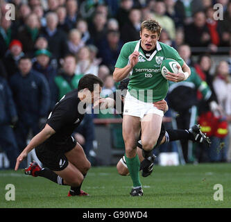 Le Tommy Bowe d'Irlande est attaqué par Leon McDonald (L) de Nouvelle-Zélande et Ali Williams lors du match international à Lansdowne Road, Dublin, Irlande, le samedi 12 novembre 2005. APPUYEZ SUR ASSOCIATION photo. Le crédit photo devrait se lire comme suit : Niall Carson/PA. Banque D'Images