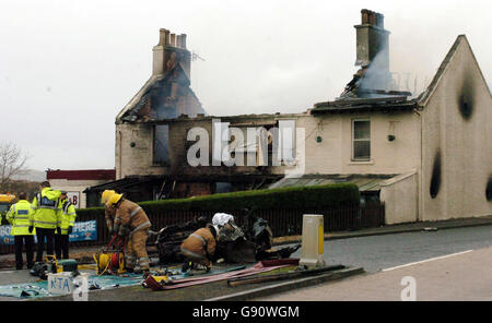 Des pompiers et des policiers enquêtent sur les lieux au Leadburn Inn, près d'Édimbourg, le dimanche 13 novembre 2005.Un automobiliste est décédé aujourd'hui après que sa voiture s'est écrasée dans le Leadburn Inn, l'une des plus anciennes auberges d'Écosse, et a semé un coup de feu massif.Firecrews est allé à l'auberge historique, près d'Édimbourg, peu avant 9h ce matin.Le feu s'est rapidement emparés et a dévasté le bâtiment, dans le village de Leadburn, près de Penicuik, Midlothian.Voir PA Story ACCIDENT Inn.APPUYEZ SUR ASSOCIATION photo.Le crédit photo devrait se lire : Danny Lawson/PA. Banque D'Images