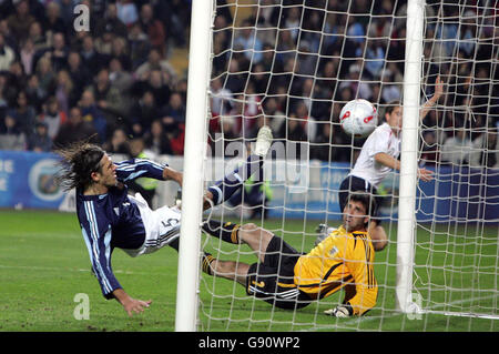 Michael Owen, de l'Angleterre, marque son premier but contre l'Argentine lors du match international amical au Stade de Genève, en Suisse, le samedi 12 novembre 2005. APPUYEZ SUR ASSOCIATION photo. Le crédit photo devrait se lire: Owen Humphreys/PA. Banque D'Images