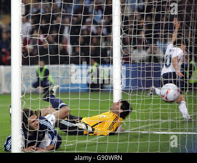 Michael Owen, de l'Angleterre, marque son premier but contre l'Argentine lors du match international amical au Stade de Genève, en Suisse, le samedi 12 novembre 2005. APPUYEZ SUR ASSOCIATION photo. Le crédit photo devrait se lire: Owen Humphreys/PA. Banque D'Images