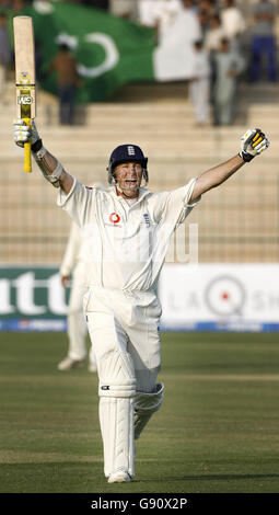 Le Marcus Trescothick d'Angleterre célèbre son siècle contre le Pakistan pendant la deuxième journée du premier match de test au stade de cricket de Multan à Multan, au Pakistan, le dimanche 13 novembre 2005. Voir PA Story CRICKET England. APPUYEZ SUR ASSOCIATION photo. Le crédit photo doit se lire comme suit : Gareth Copley/PA. ***- PAS D'UTILISATION DE TÉLÉPHONE MOBILE*** Banque D'Images