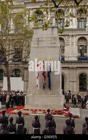 Les anciens combattants défilant devant le Cenotaph pendant le Service du souvenir à Whitehall, dans le centre de Londres, le dimanche 13 novembre 2005. Sa Majesté a été rejointe par le duc d'Édimbourg et d'autres membres de la famille royale ainsi que par le Premier ministre et d'autres représentants de la politique, entre autres, lorsqu'ils se sont réunis pour rendre hommage à ceux qui ont sacrifié leur vie pour leur pays le dimanche de Rememberance. Voir l'histoire de l'histoire de l'Armée de l'Armée royale APPUYEZ SUR ASSOCIATION photo. Le crédit photo devrait se lire: Johnny Green/PA. Banque D'Images