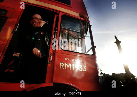 Le chauffeur de bus Peter Hendy est assis dans le bus Routemaster numéro 15 de Trafalgar Square à Tower Hill, dans le centre de Londres, le lundi 14 novembre 2005.Le bus traditionnel de Londres a reçu une nouvelle vie aujourd'hui quand le maire Ken Livingstone a lancé deux services « patrimoniaux » utilisant les anciens Routemasters.Les véhicules de saut-à-bord et de saut-à-bord sont en cours de circulation sur certaines parties des routes 9 et 15, ce qui fait passer les passagers des sites touristiques de Londres.Voir PA Story TRANSPORT bus.APPUYEZ SUR ASSOCIATION photo.Le crédit photo devrait se lire : Andrew Parsons/PA Banque D'Images