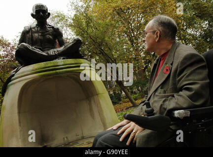 John Bradley, âgé de 55 ans de Milton Keynes, observe le silence de deux minutes à 11:00 le jour de l'armistice par la statue du Mahatma Gandhi, sur la place Tavistock. Banque D'Images