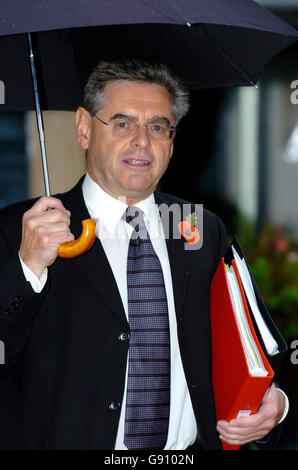 Great Yarmouth Coronor Keith Dowding arrive au Burrage Centre à l'hôpital James Paget de Gorleston, Norfolk, le lundi 31 octobre 2005. Une enquête sur la mort de 11 hommes qui sont morts dans un accident d'hélicoptère dans la mer du Nord il y a trois ans devait commencer au centre aujourd'hui. Deux pilotes et neuf passagers sont morts lorsque le Sikorsky S-76A est descendu entre deux plates-formes à gaz à 28 miles de Cromer, Norfolk, le 16 2002 juillet. L'avion emportait des travailleurs de l'aéroport de Norwich à une plate-forme de forage à gaz. Voir le rotor D'ENQUÊTE de l'histoire de PA. APPUYEZ SUR ASSOCIATION photo. Le crédit photo devrait se lire: Chris Radburn/PA. Banque D'Images