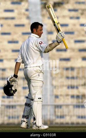 Le Marcus Trescothick d'Angleterre célèbre son siècle contre les PPCB patrons XI lors du match d'ouverture au stade Rawalpindi, Rawalpindi, Pakistan, le lundi 31 octobre 2005. L'Angleterre joue leur premier match de test contre le Pakistan à Multan le samedi 12 novembre. Voir PA Story CRICKET England. APPUYEZ SUR ASSOCIATION photo. Le crédit photo doit se lire comme suit : Gareth Copley/PA. Banque D'Images