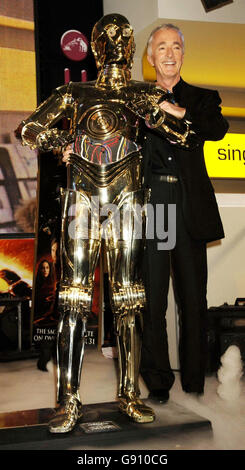 Anthony Daniels avec son alter ego, C3-PO lors d'une séance photo pour marquer le lancement du nouveau DVD Star Wars, 'Episode III: Revenge of the Sith' et du jeu vidéo Star Wars 'Battlefront II', au HMV d'Oxford Street, dans le centre de Londres, le lundi 31 octobre 2005. APPUYEZ SUR ASSOCIATION photo. Le crédit photo devrait se lire: Yui Mok/PA Banque D'Images