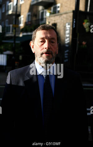 Le secrétaire au travail et aux pensions, David Blunkett, quitte son domicile de Londres pour travailler, le mardi 1er novembre 2005. M. Blunkett fait face à une pression constante sur ses relations d'affaires, même si ses fils lui ont fait approuver la liquidation des parts de la société de technologie DNA Bioscience. Le ministre du Cabinet a insisté sur le fait qu'il n'avait rien fait de mal, soit en achetant des actions en fiducie pour ses enfants, soit en prenant un conseil d'administration avec l'entreprise alors qu'il était absent et techniquement pas même un député à l'approche de l'élection générale. Voir PA Story POLITICS Blunkett. APPUYEZ SUR ASSOCIATION photo. Le crédit photo devrait être le suivant : Banque D'Images