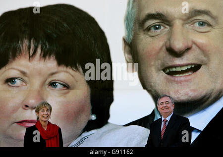 Le chef du Parti travailliste Pat Rabbitte (à droite) et le chef adjoint Liz Mc Manus TD, photographiés devant le nouveau mobile public du Parti travailliste à l'extérieur des bâtiments gouvernementaux, Dublin, le mardi 1er novembre 2005. Il s'agit d'un écran mobile avec des photos de la Taoiseach Bertie Ahern et de la Tanaiste Mary Harney à côté du mot unique « WARNERS. » alors que la partie a intensifié la pression sur des projets publics coûteux qui n'ont pas réussi à fournir des services. Voir PA Story POLITICS Waste. APPUYEZ SUR ASSOCIATION photo. Le crédit photo devrait se lire : Julien Behal/PA Banque D'Images