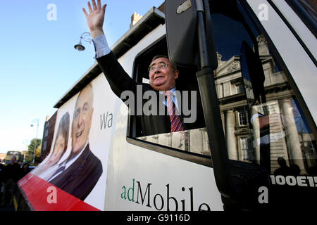 Pat Rabbitte, chef du Parti travailliste, dans la nouvelle admobile publique du travail à l'extérieur des bâtiments gouvernementaux, Dublin, mardi 1er novembre 2005. Il s'agit d'un écran mobile avec des photos de la Taoiseach Bertie Ahern et de la Tanaiste Mary Harney à côté du mot unique « WARNERS. » alors que la partie a intensifié la pression sur des projets publics coûteux qui n'ont pas réussi à fournir des services. Voir PA Story POLITICS Waste. APPUYEZ SUR ASSOCIATION photo. Le crédit photo devrait se lire : Julien Behal/PA Banque D'Images