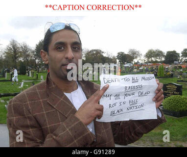 ** CORRECTION DE LA LÉGENDE CHANGEMENT DE NOM** Naseed Sadiq détient une note trouvée au cimetière de Handsworth, Birmingham, le vendredi 4 novembre 2005. Les pierres tombales de la section musulmane du cimetière de Birmingham ont été poussées par des vandales. Le vandalisme d'environ 30 pierres au cimetière de Handsworth, qui s'est produit la nuit, est traité comme des dommages criminels aggravés par la race, a déclaré la police des West Midlands. Voir le cimetière DE POLICE de PA Story. APPUYEZ SUR ASSOCIATION photo. Le crédit photo devrait se lire: David Jones/PA. Banque D'Images