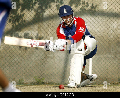 Le capitaine d'Angleterre Michael Vaughan joue un coup de balai dans les filets à l'Académie de cricket du Pakistan à Lahore, le samedi 5 2005 novembre. Voir PA Story CRICKET England. APPUYEZ SUR ASSOCIATION photo. Le crédit photo doit se lire comme suit : Gareth Copley/PA. ***- PAS D'UTILISATION DE TÉLÉPHONE MOBILE*** Banque D'Images