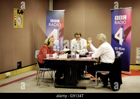 Les candidats à la direction conservatrice David Cameron (au centre) et David Davis sont interviewés par Martha Kearney, présentatrice de radio four, à l'heure des femmes, le mercredi 9 novembre 2005. M. Cameron a promis aujourd'hui de placer sa famille en tête s'il devient chef conservateur. Mais M. Davis a averti M. Cameron que s'il gagnait la direction, les "tensions et pressions" ne lui permettraient pas beaucoup de temps de congé. Voir PA Story POLITIQUE Tories. APPUYEZ SUR ASSOCIATION photo. Le crédit photo devrait se lire : Andrew Parsons/PA/Pool Banque D'Images