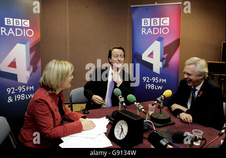 Les candidats à la direction conservatrice David Cameron (au centre) et David Davis sont interviewés par Martha Kearney, présentatrice de radio four, à l'heure de Womans. Banque D'Images