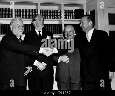 Sourit quatre personnes alors que le maréchal Nikolai Bulganin, le premier ministre soviétique (à gauche), se retrouve en travers pour serrer la main avec M. Selwyn Lloyd, le ministre britannique des Affaires étrangères, au numéro 10 Downing Street, Londres. En arrière-plan figurent Sir Anthony Eden, Premier ministre britannique, et M. Nikita Kruchtchev (à droite), Premier secrétaire du Parti communiste soviétique. Banque D'Images