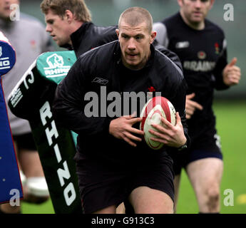 Photo publiée précédemment par l'onu le 08/11/2005 de John Yapp du pays de Galles lors d'une session de formation à Sophia Gardens, Cardiff. Yapp a été nommé dans l'équipe du pays de Galles pour son match international contre les Fidji. Voir l'histoire de PA RUGBYU Wales. APPUYEZ SUR ASSOCIATION photo. Le crédit photo devrait se lire : David Davies/PA. Banque D'Images