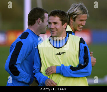 Michael Owen (C), de l'Angleterre, rit avec Wayne Rooney (L) et David Beckham lors d'une séance d'entraînement au Carrington Ground, à Manchester, le mercredi 9 novembre 2005, avant le match international amical de samedi contre l'Argentine à Genève. Voir PA Story FOOTBALL England. APPUYEZ SUR ASSOCIATION photo. Le crédit photo devrait se lire: Nick Potts/PA. Banque D'Images