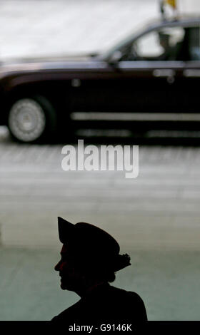 La reine Elizabeth II de Grande-Bretagne attend alors que sa voiture royale arrive pour la prendre à la Royal Academy of Arts de Londres, le 5 novembre 2005, où la reine et le président chinois Hu Jintao ont officiellement ouvert l'exposition "les trois Emperors 1662-1795". Banque D'Images
