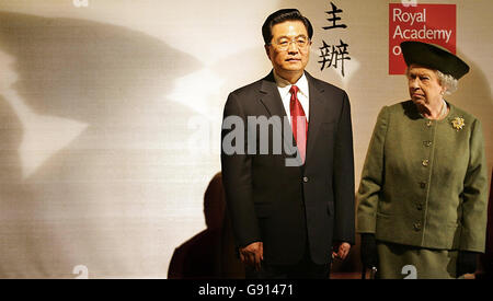 La reine Elizabeth II (à droite) de Grande-Bretagne et le président chinois Hu Jintao inaugurent officiellement une exposition intitulée « les trois empereurs 1662-1795 » à l'Académie royale des arts de Londres, le mercredi 9 novembre 2005. Jintao est le deuxième jour d'une visite officielle de trois jours en Grande-Bretagne. AFP PHOTO / ODD ANDERSEN / WPA POOL Banque D'Images